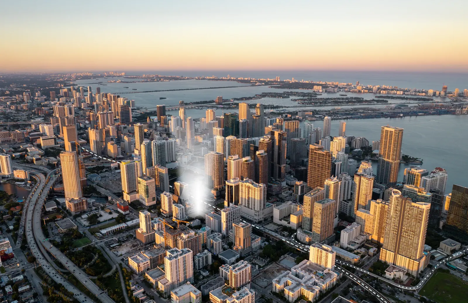 Vista aérea de Brickell con etiquetas de Design District, Wynwood, Downtown Miami, Brickell City Centre, Port of Miami y South Beach