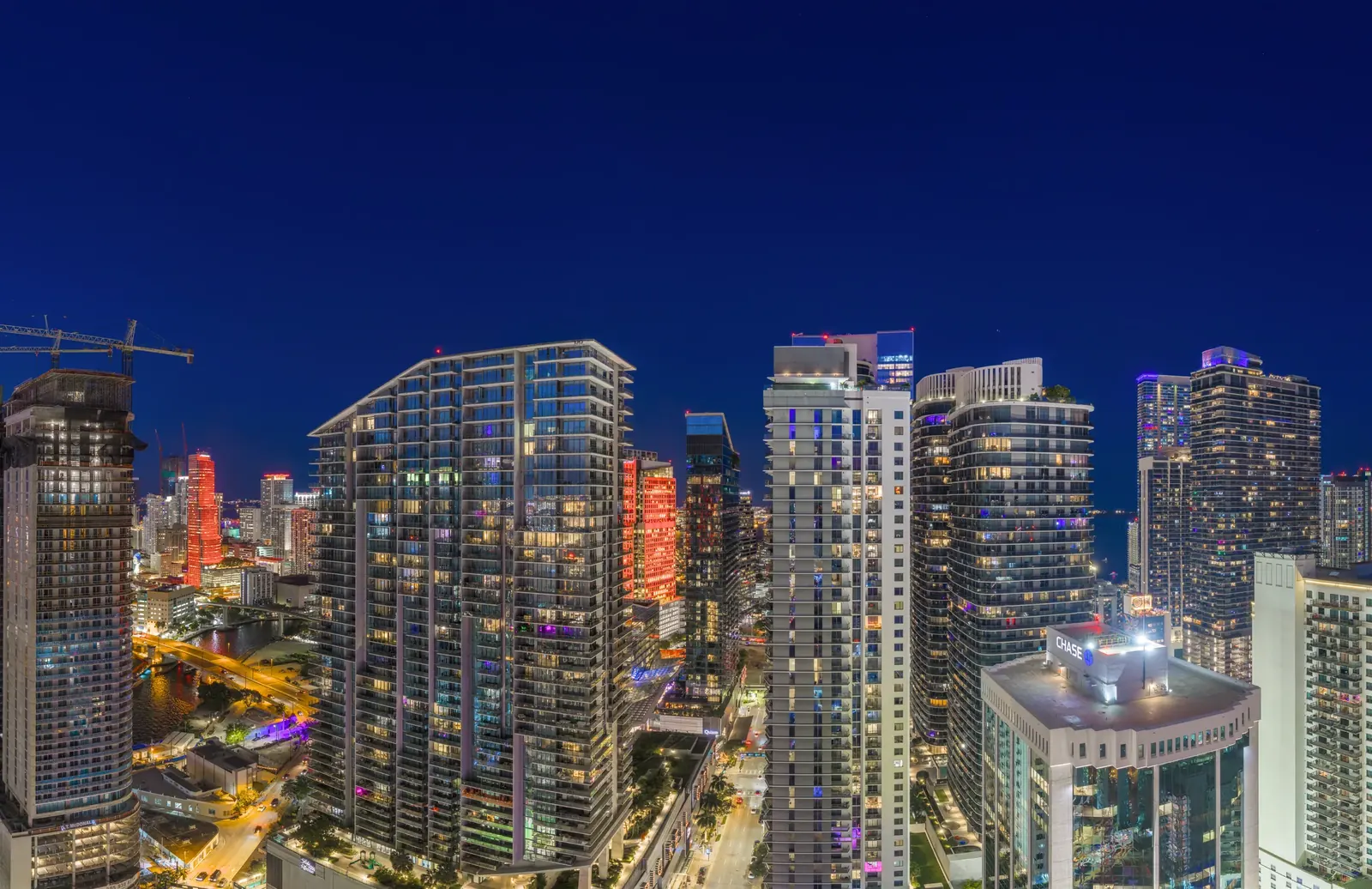 One Twenty Brickell - vista este del skyline de Brickell de noche