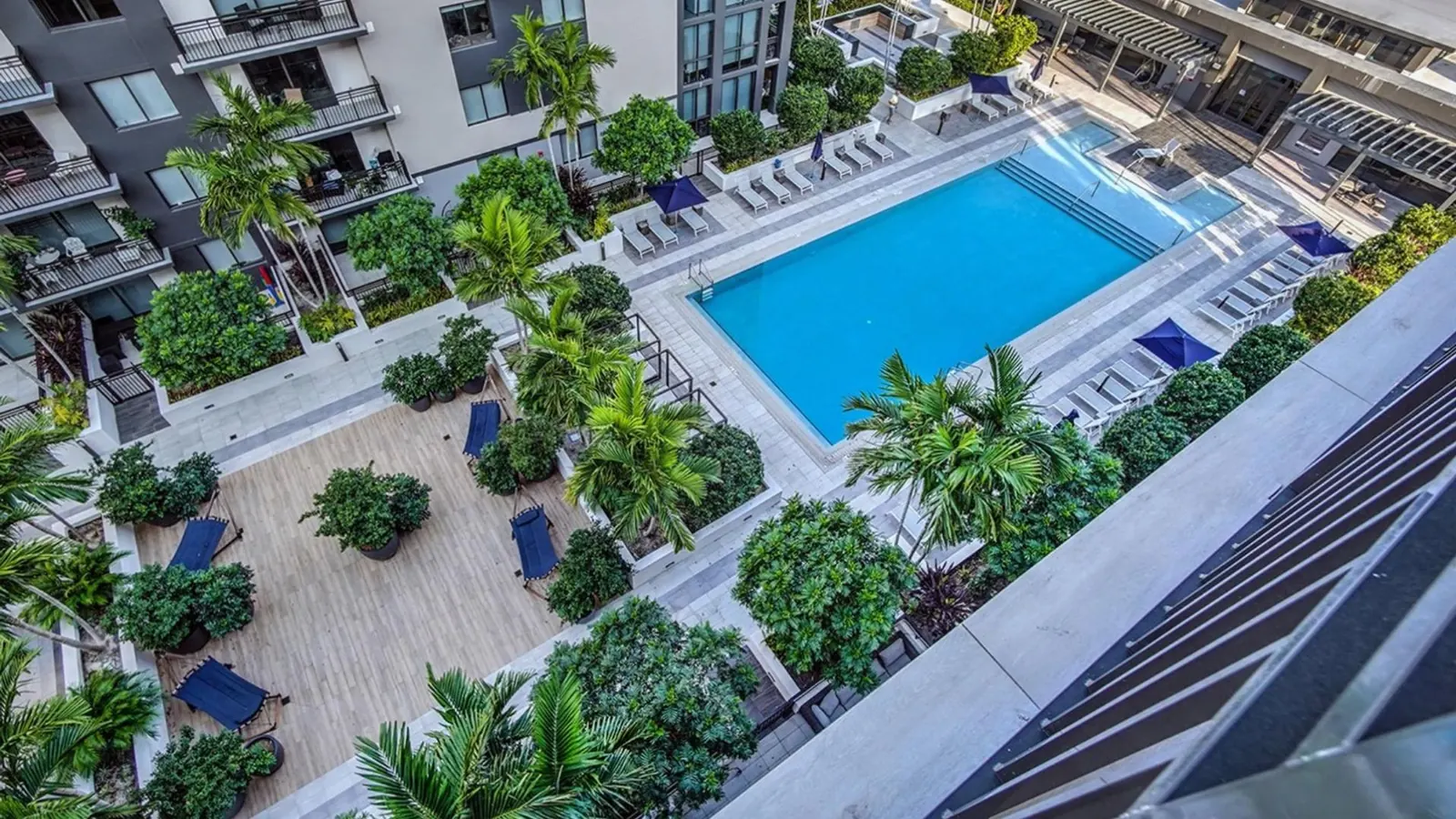 Piscina con cabañas